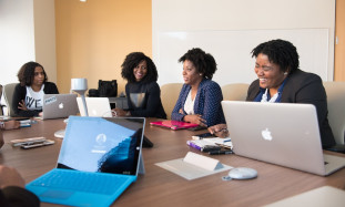 How to create a mentorship program to support women in STEM: 5 practical steps to improve workplace diversity in 2025.