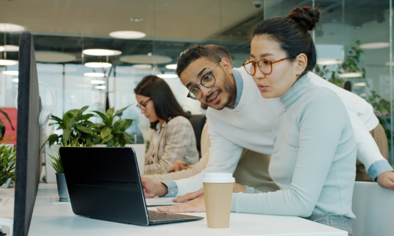 How to develop critical thinking skills for making informed decisions in the workplace: 5 methods for career growth in 2025.